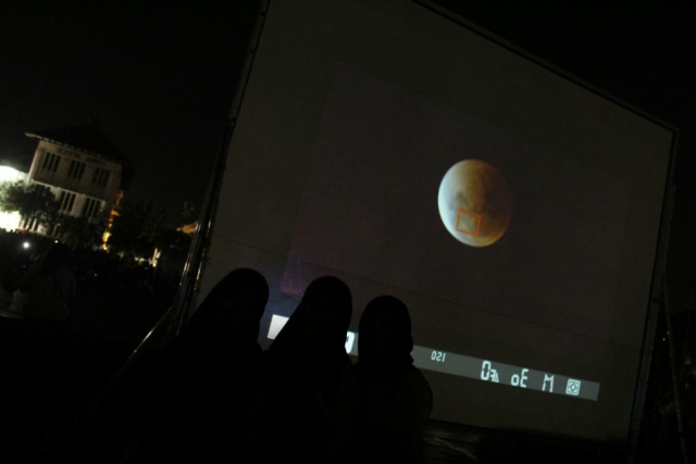 Warga menyaksikan gerhana bulan di Kota Tua (Foto: Iqbal Firdaus/kumparan)