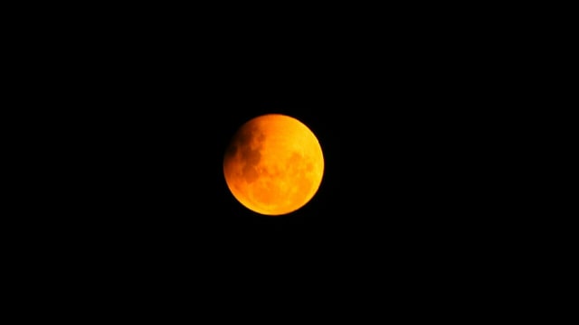 Gerhana bulan terlihat dari Kota Tua (Foto: Iqbal Firdaus/kumparan)