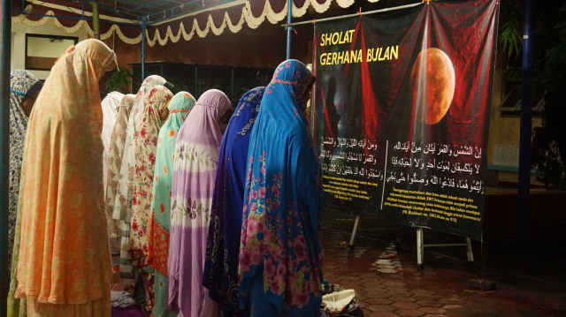 Fenomena Langka, Ribuan Pelajar Putri di Yogyakarta Mengikuti Sholat Gerhana Bulan