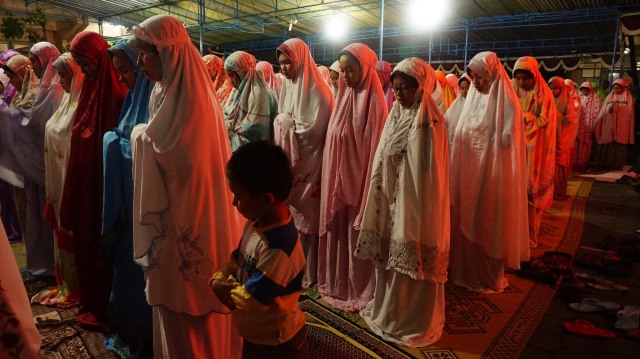 Fenomena Langka, Ribuan Pelajar Putri di Yogyakarta Mengikuti Sholat Gerhana Bulan (2)