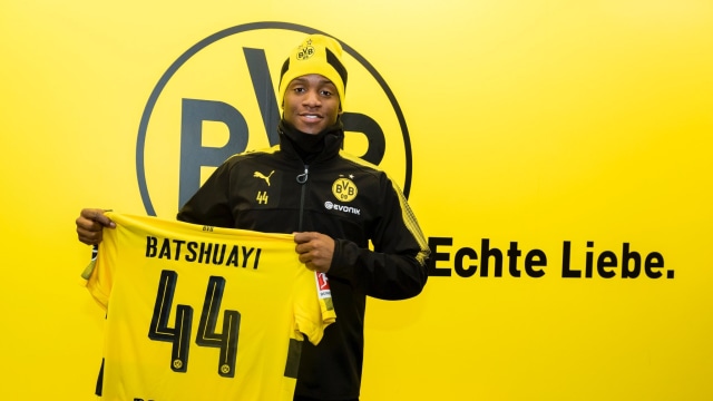 Batshuayi saat diperkenalkan oleh Dortmund. (Foto: Dok. situs resmi Borussia Dortmund)