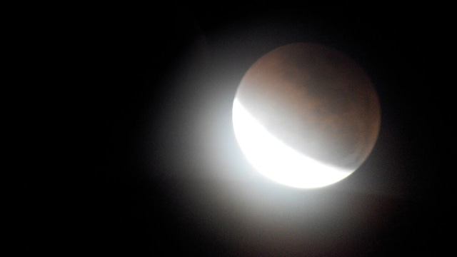 Penampakan Gerhana Bulan dari Padang (1)