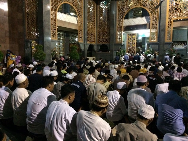 Gerhana Bulan, Ribuan Jamaah Padati Masjid Raya At-Taqwa 