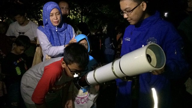 Masyarakat Tumpah Ruah Lihat Gerhana Bulan di Alun-alun Kejaksan