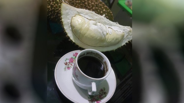 Kopi dan durian (Foto: Instagram/ @ basyarrahman)