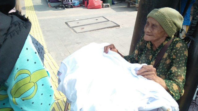 Nenek Tati penjual kaos (Foto: Eka Nurjanah/kumparan)