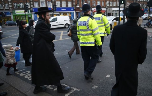 Warga Yahudi di Inggris menyeberang jalan (Foto: Andrew Winning)