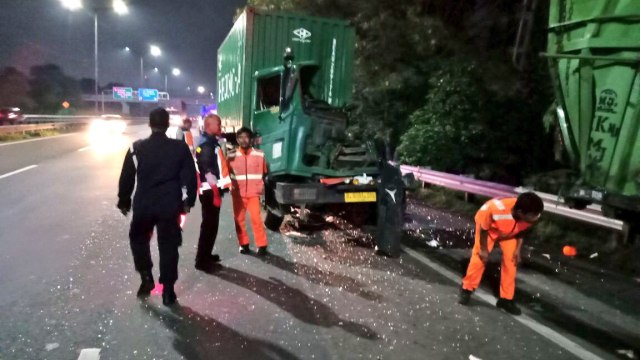 Kecelakaan truk di tol Bintara. (Foto: Twitter @TMCPoldaMetro)