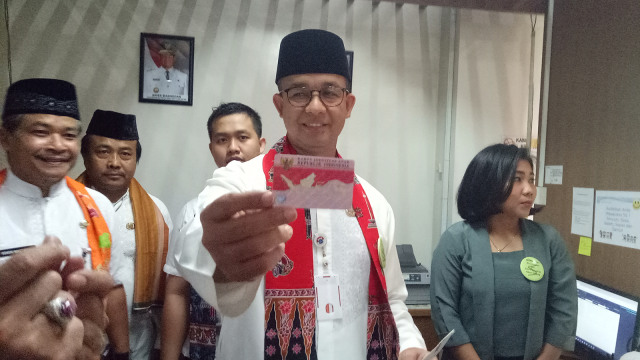 Anies menunjukkan Kartu Identitas Anak (Foto: Nabilla Fatiara/kumparan)