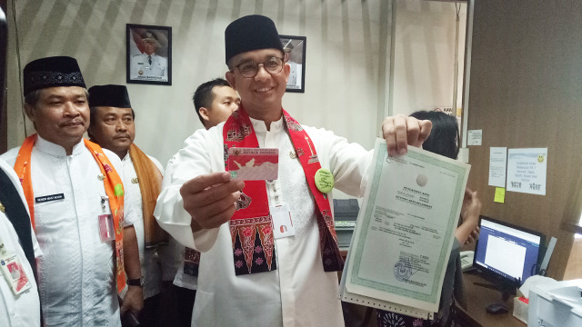 Anies menunjukkan Kartu Identitas Anak (Foto: Nabilla Fatiara/kumparan)