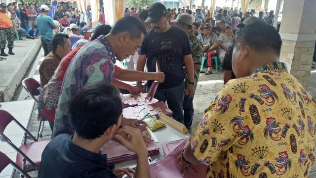 Nelayan mendaftar pendataan penggunaan cantrang (Foto: Angga Sukmawijaya/kumparan)