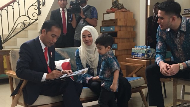 Presiden Jokowi kunjungi keluarga alm Sys NS (Foto: Triawan Munaf)