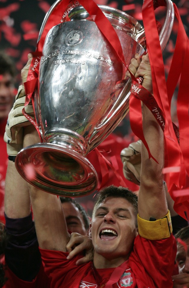 Gerrard dengan trofi Liga Champions. (Foto: Carl de Souza/AFP)