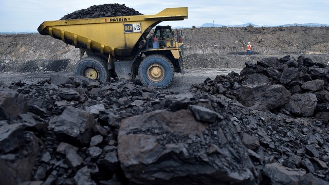 Truk milik PT Andaro membawa muatan batu bara (Foto: Antara Foto/Prasetyo Utomo)