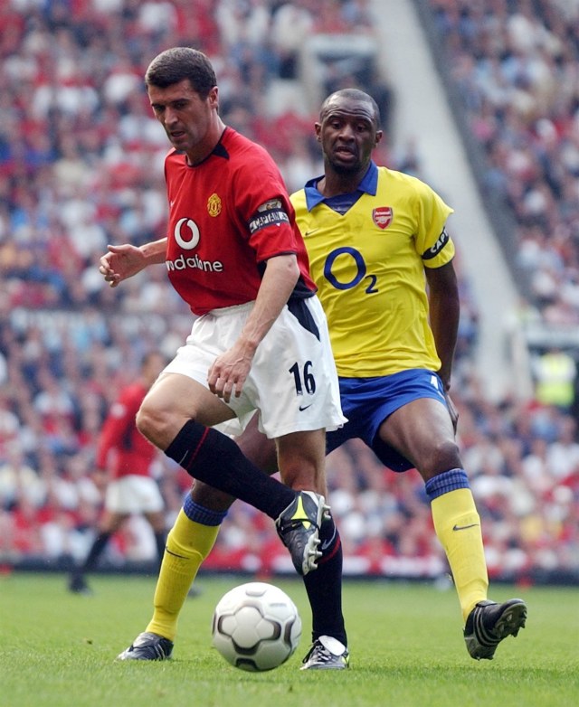 Keane dan Vieira berduel di Old Trafford. (Foto: Paul Barker/AFP)