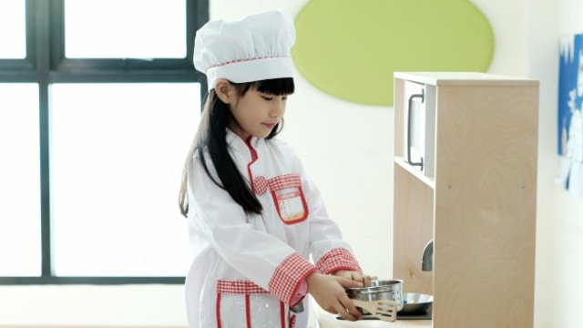 Ilustrasi anak sedang belajar memasak (Foto: Dok. Freepik)