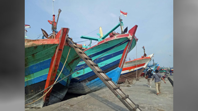 Kapal Nelayan di Pelabuhan Pantai Tegalsari (Foto: Angga Sukmawijaya/kumparan)