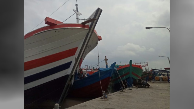 Kapal Nelayan di Pelabuhan Pantai Tegalsari (Foto: Angga Sukmawijaya/kumparan)