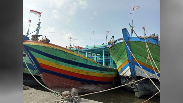 Kapal Nelayan di Pelabuhan Pantai Tegalsari (Foto: Angga Sukmawijaya/kumparan)