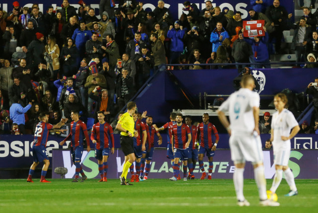 Pemain Levante merayakan gol. (Foto: REUTERS/Heino Kalis)