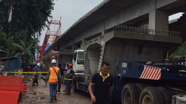 Suasana lokasi crane jatuh di Matraman (Foto: Raga Imam/kumparan)