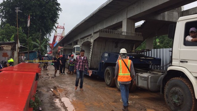 Suasana lokasi crane jatuh di Matraman (Foto: Raga Imam/kumparan)