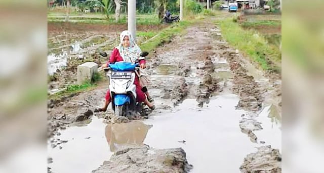 Lewati Jalan Lumpur, Semangat Tinggi Sri Mayasari Guru Honorer di Tegalbuleud Sukabumi