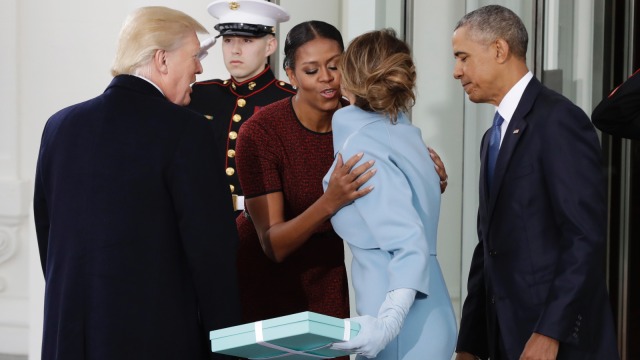 Michelle dan Melania pada pelantikan presiden (Foto: AP/Evan Vucci)