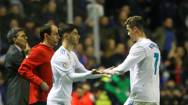 Cristiano Ronaldo digantikan Marco Asensio. (Foto: Heino Kalis/Reuters)