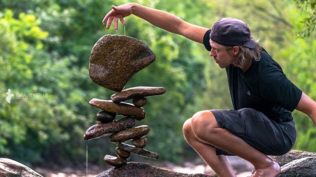 Ragam Rock Balancing di dunia (Foto: Instagram @gravityglue)