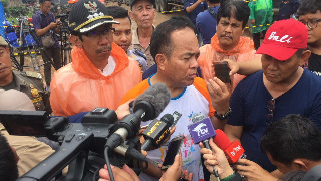 Bambang Musyawardana di lokasi crane jatuh (Foto: Raga Imam/kumparan)