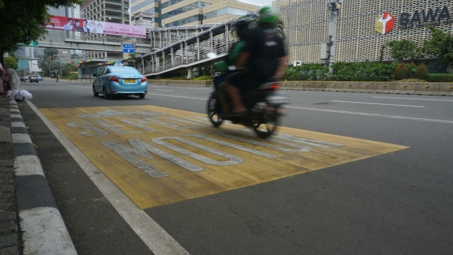 Sepeda motor melewati jalur khusus sepeda motor  (Foto: Iqbal Firdaus/kumparan)