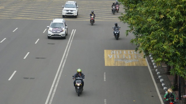 Sepeda motor melewati jalur khusus sepeda motor  (Foto: Iqbal Firdaus/kumparan)