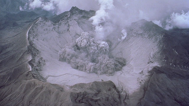 Erupsi Gunung Pinatubo pada tahun 1991 (Foto: T. J. Casadevall/U.S. Geological Survey)