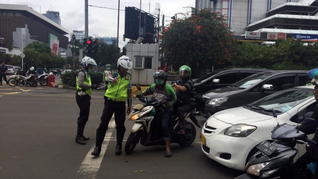 Pelanggaran lalu lintas motor di Jalan MH Thamrin. (Foto: Soejono Eben Ezer Saragih/kumparan)