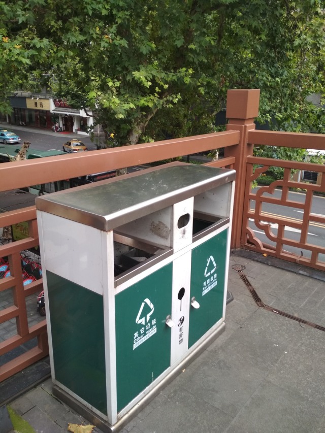 Tempat sampah di JPO di China. (Foto: Feby Dwi Sutianto/kumparan)