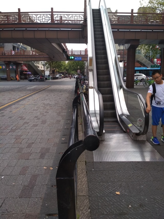 Jembatan Penyeberangan Orang (JPO) di China (Foto: Feby Dwi Sutianto/kumparan)