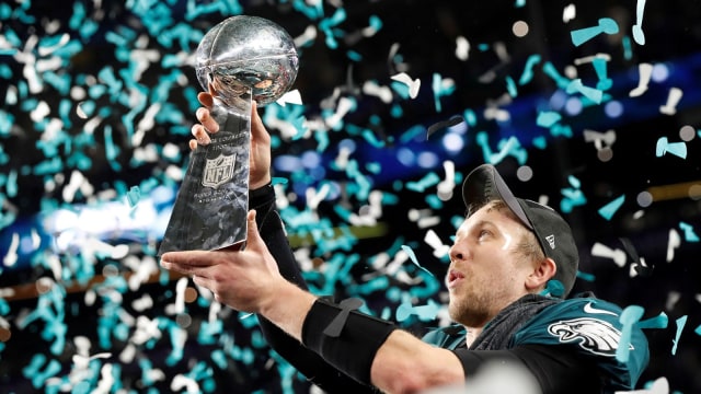 Nick Foles dengan trofi Super Bowl-nya. (Foto: Reuters/Kevin Lamarque)