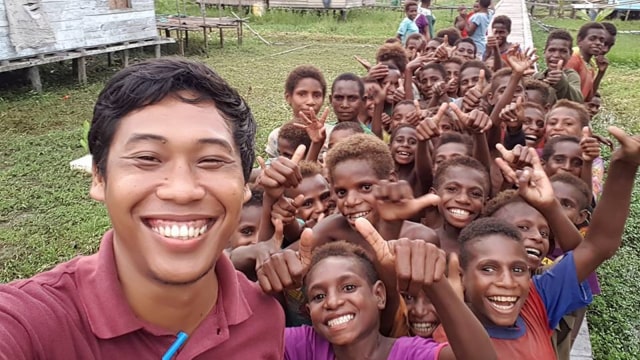 dr. Yafet Yanri bersama anak-anak Papua (Foto: Facebook Yafet Yanri Sirupang)