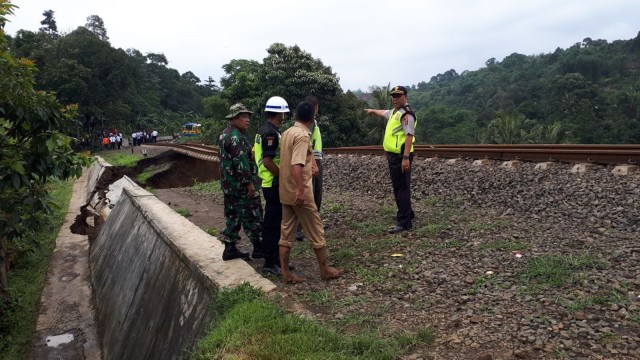 Jalur KA Sukabumi - Bogor terputus. (Foto: dok. Polres Bogor)