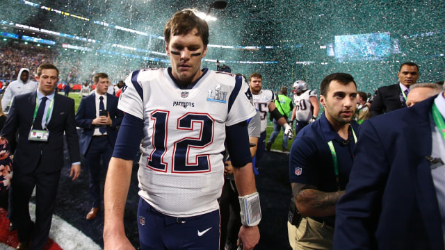 Tom Brady tertunduk lesu usai Super Bowl LII. (Foto: USA Today via Reuters/Mark J.  Rebilas)
