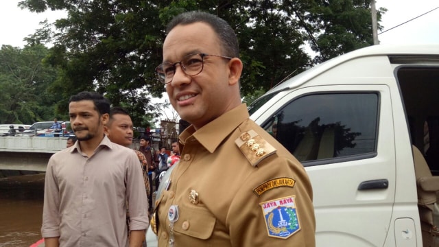 Anies Baswedan tinjau Pintu Air Manggarai. (Foto: Nabilla Fatiara/kumparan)