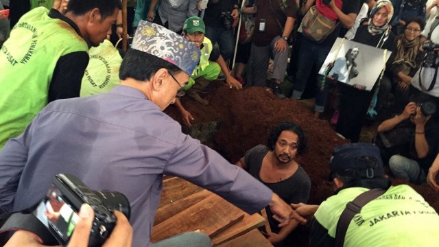Suasana pemakaman Yockie Suryo Prayogo. (Foto: Alexander Vito Edward Kukuh/kumparan)
