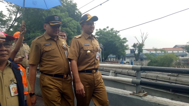 Anies Baswedan tinjau Pintu Air Manggarai. (Foto: Nabilla Fatiara/kumparan)