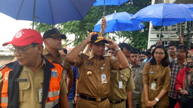 Anies Baswedan tinjau Pintu Air Manggarai. (Foto: Nabilla Fatiara/kumparan)