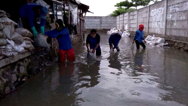 Ilustrasi pasukan biru bersihkan drainase Foto: Dok. Istimewa