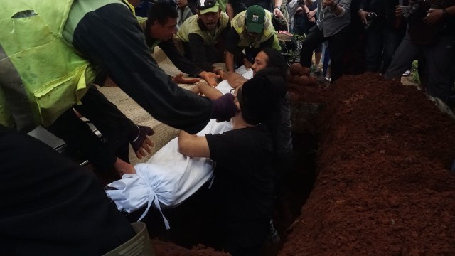 Prosesi pemakaman Yockie Suryo Prayogo (Foto: Garin Gustavian/kumparan)