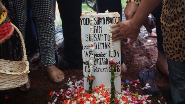 Prosesi pemakaman Yockie Suryo Prayogo (Foto: Garin Gustavian/kumparan)