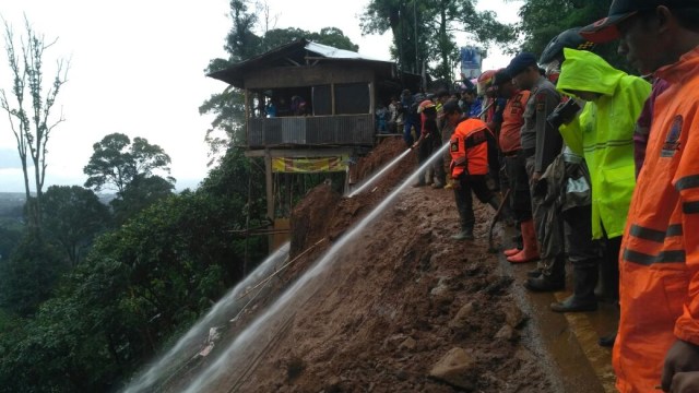 Proses pencarian korban tertimbun longsor (Foto: Lutfan Darmawan/kumparan)