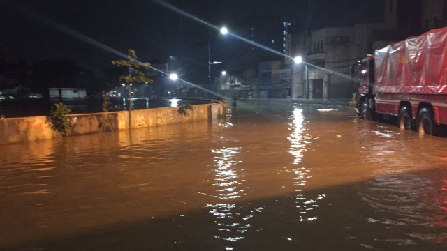 Banjir di Kampung Pulo. (Foto: Soejono Saragih/kumparan)